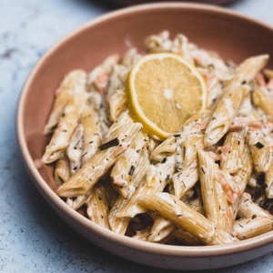 A table : Penne au saumon fumé, crème citronnée à l’aneth avec la petite cuisine de Marie A table : Penne au saumon fumé, crème citronnée à l’aneth avec la petite cuisine de Marie