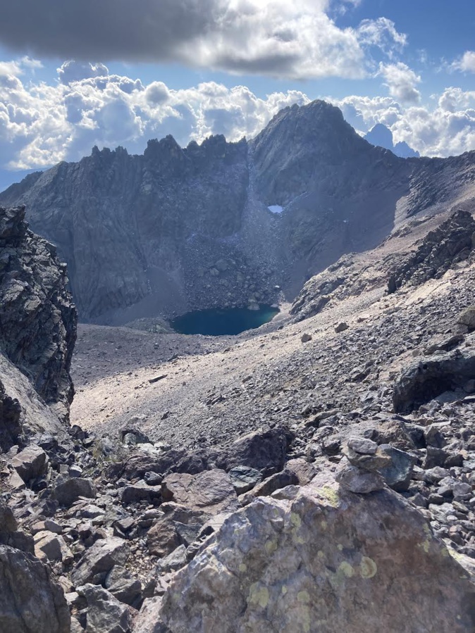 La photo du jour : au pied du Cintu, son lac