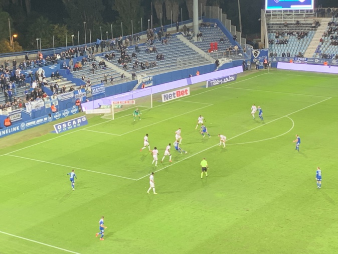 Tir de Talal dans la surface picarde. Gurtner bloquera le cuir Tir de Talal dans la surface picarde. Gurtner bloquera le cuir