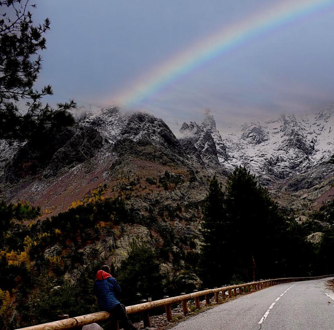 La photo du jour : première neige et arc-en-ciel sur le Cintu La photo du jour : première neige et arc-en-ciel sur le Cintu