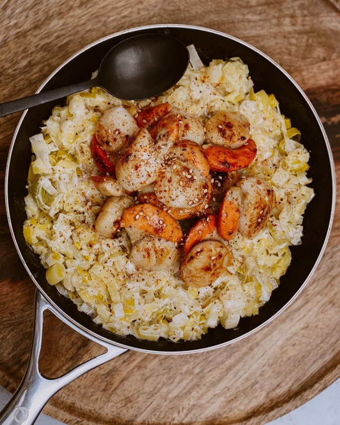 A Table : fondue de poireaux et noix de Saint Jacques poêlées au beurre avec la petite cuisine de Marie A Table : fondue de poireaux et noix de Saint Jacques poêlées au beurre avec la petite cuisine de Marie