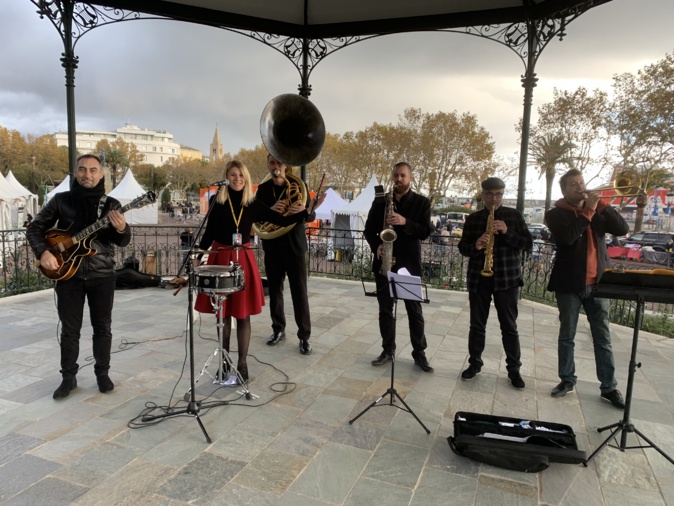 Pour donner un avant goût de son spectacle du dimanche soir à L'Alb'Oru, Ophélie and The Gobi Jazz Band s'est produit en matinée sous le kiosque à musique de Bastia