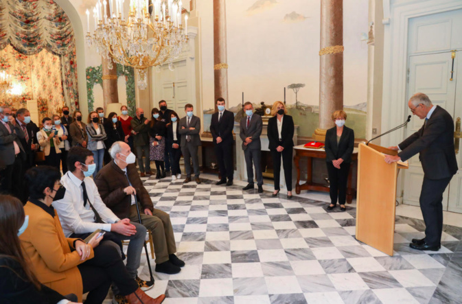 Le préfet devant les familles des Eliane Bernardini , Evelyne Poli et François Le Bon Le préfet devant les familles des Eliane Bernardini , Evelyne Poli et François Le Bon