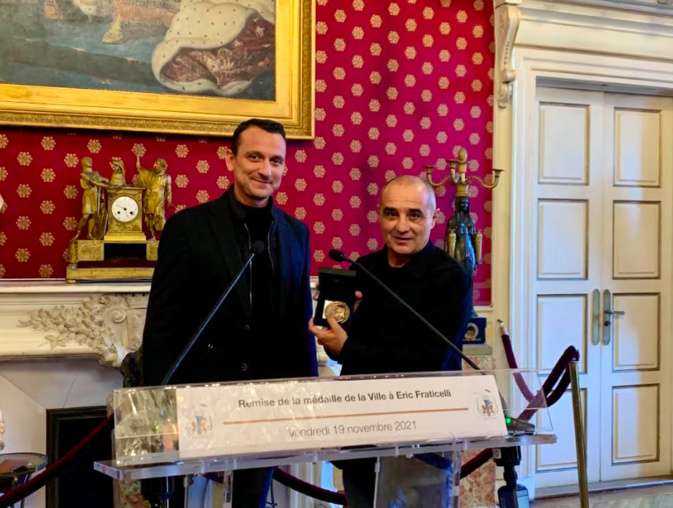 Christophe Mondoloni  remet la médaille de la ville à Eric Fraticelli - Crédit photo ville d'Ajaccio