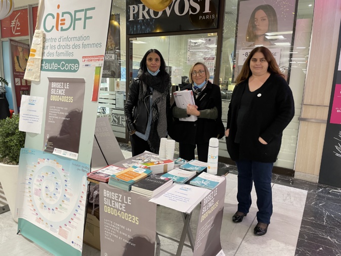 Des bénévoles avec la juriste de l'association, Dominique Maglioni Des bénévoles avec la juriste de l'association, Dominique Maglioni