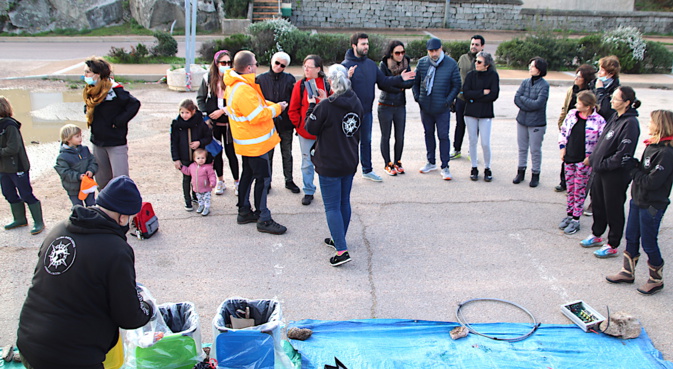 Rendez-vous sur le quai du port de plaisance. Rendez-vous sur le quai du port de plaisance.