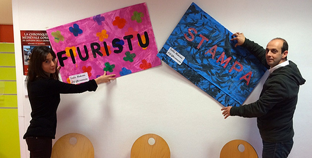 Lisa Franscici et Michele Leccia exposent les panneaux en langue corse conçus pour cette journée du bilinguisme. (Photo Stéphane Gamant).
