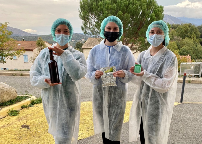 L'équipe des trois étudiantes ayant réalisé la bière Sperenza. Crédits Photo : Léa Pinzuti L'équipe des trois étudiantes ayant réalisé la bière Sperenza. Crédits Photo : Léa Pinzuti