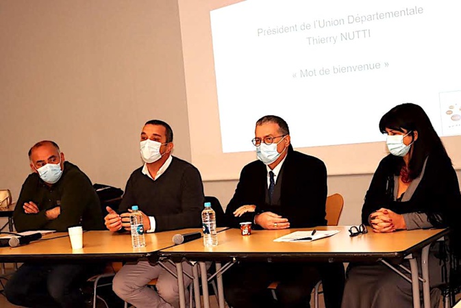 Le commandant Thierry Nutti (deuxième à partir de la gauche) durant son intervention Le commandant Thierry Nutti (deuxième à partir de la gauche) durant son intervention