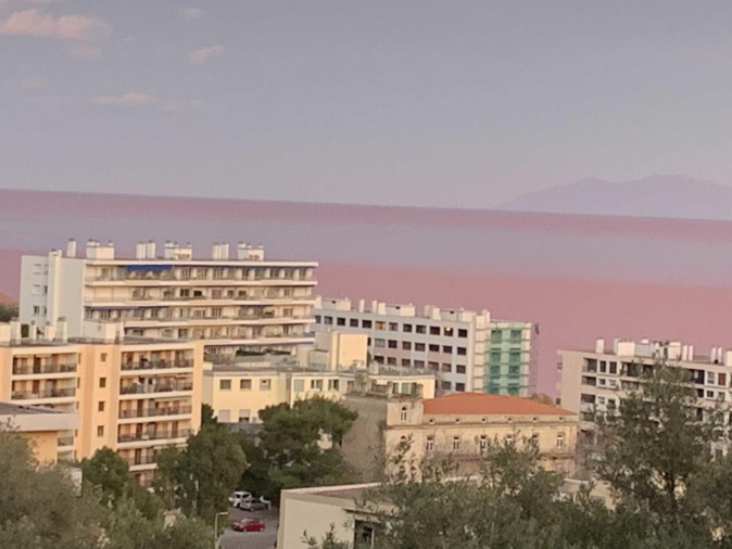Phénomène rare au soleil couchant rougissant les nuages blancs . Par réfraction la mer, prend cette couleur rosé comme un marais salant géant. C'était il y a quelques jours à Borgo (Alain Ghirardi)