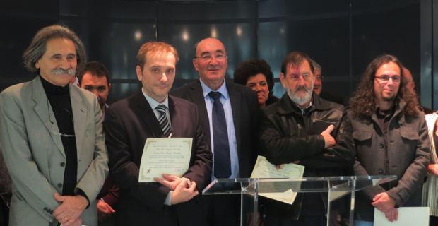 Les quatre lauréats, Sampiero Sanguinetti, Michel-Edouard Nigaglioni, Ghjuvan Petru Ristori et Stefanu Cesari entourent Joseph Castelli, Président du Conseil général de Haute Corse.