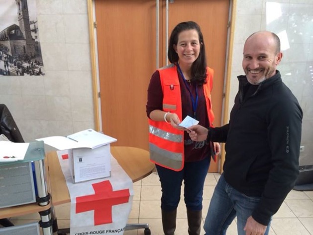 Le président du Vélo Club Fium'orbu remet un chèque de 2000 euros à Virginie Poli secrétaire départementale de la Croix Rouge. (Photo SG)