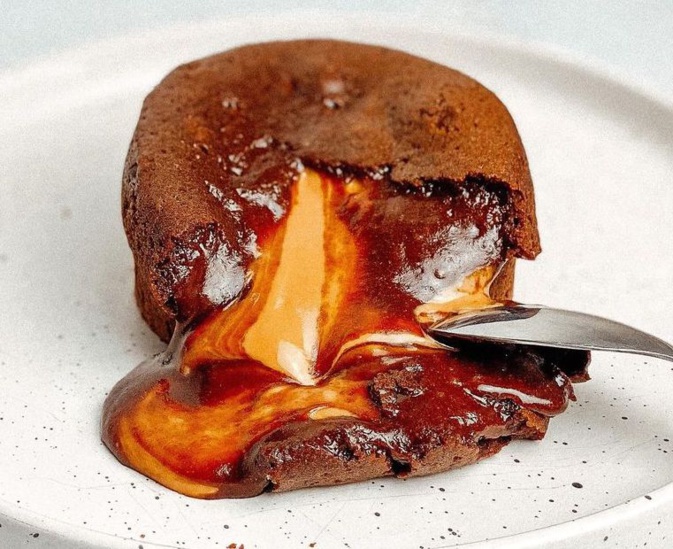 A table : coulant au chocolat, cœur beurre de cacahuète A table : coulant au chocolat, cœur beurre de cacahuète