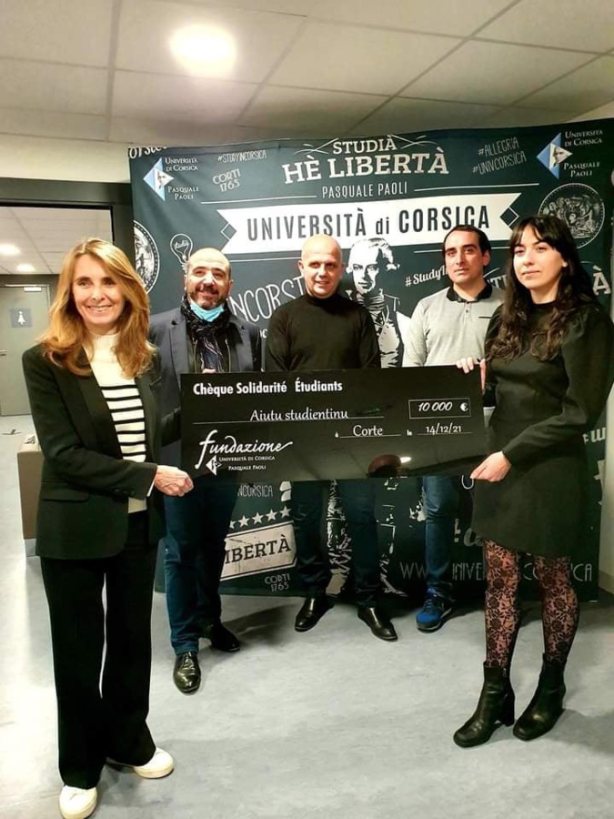 Un chèque de 10 000 euros a été offert à l'association aiutu studientinu pour l'aider dans ses actions contre la précarité étudiante. Crédits Photo : Fundazione di l'università di Corsica.