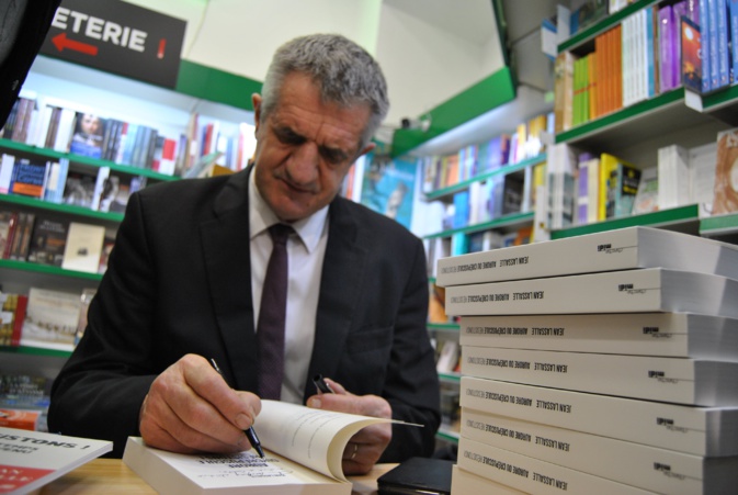 Jean Lassalle était à Bastia, à la librairie Papi pour dédicacer son dernier ouvrage "Aurore ou crépuscule Résistons !" et présenter ses ambitions politiques pour la Corse. Crédits Photo : Pierre-Manuel Pescetti