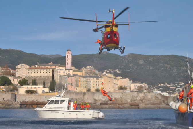 Les derniers blessés sont évacués par le Dragon 2B. Crédits photo : Pierre-Manuel Pescetti Les derniers blessés sont évacués par le Dragon 2B. Crédits photo : Pierre-Manuel Pescetti