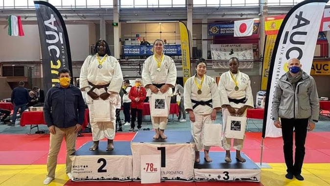 Léa Machut sur la plus haute marche du podium Léa Machut sur la plus haute marche du podium