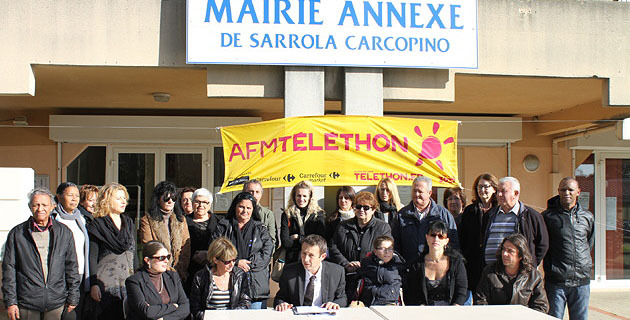 Alexandre Sarrola entouré des organisateurs du Téléthon Alexandre Sarrola entouré des organisateurs du Téléthon