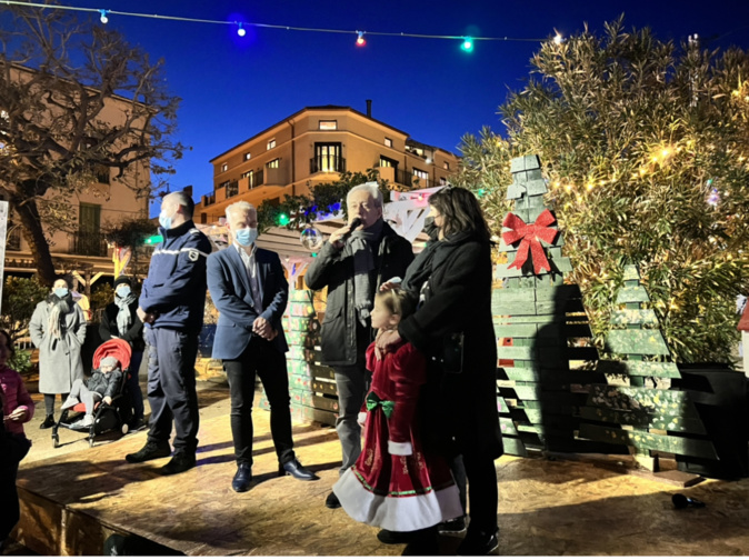 Ange Santini, maire de Calvi, a ouvert le marché de Noël
