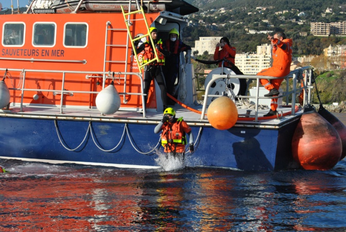 Plongeon dans l'eau froide au large de Bastia pour l'exercice Dragon noir à la mi-décembre. Crédits Photo : Pierre-Manuel Pescetti