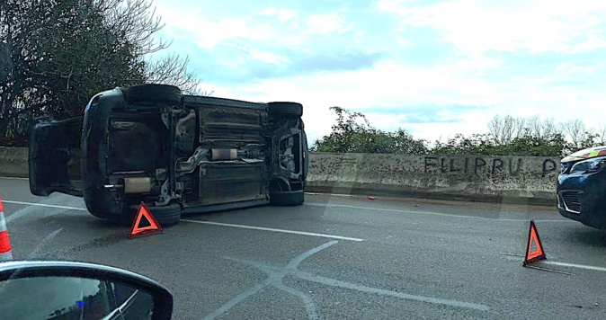 Folelli : une voiture se couche sur le côté Folelli : une voiture se couche sur le côté
