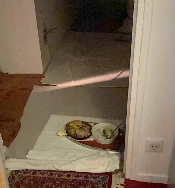 Plateau repas devant la porte Plateau repas devant la porte