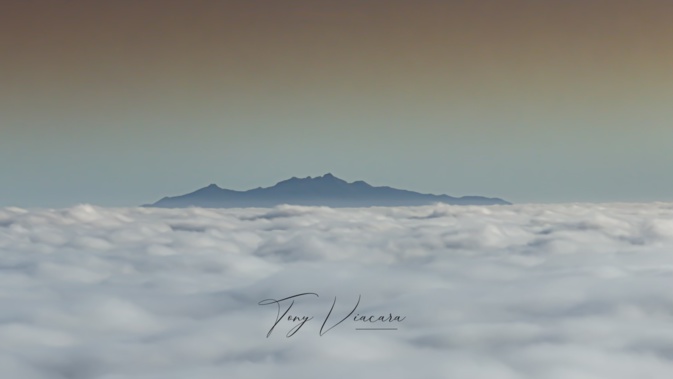 L'Île d'Elbe noyée dans une mer de nuages