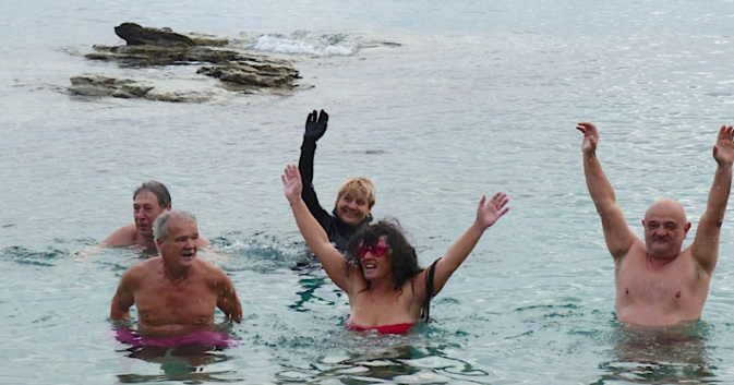 Bain du jour de l'An pour les irréductibles de Ficaghjola. Bain du jour de l'An pour les irréductibles de Ficaghjola.