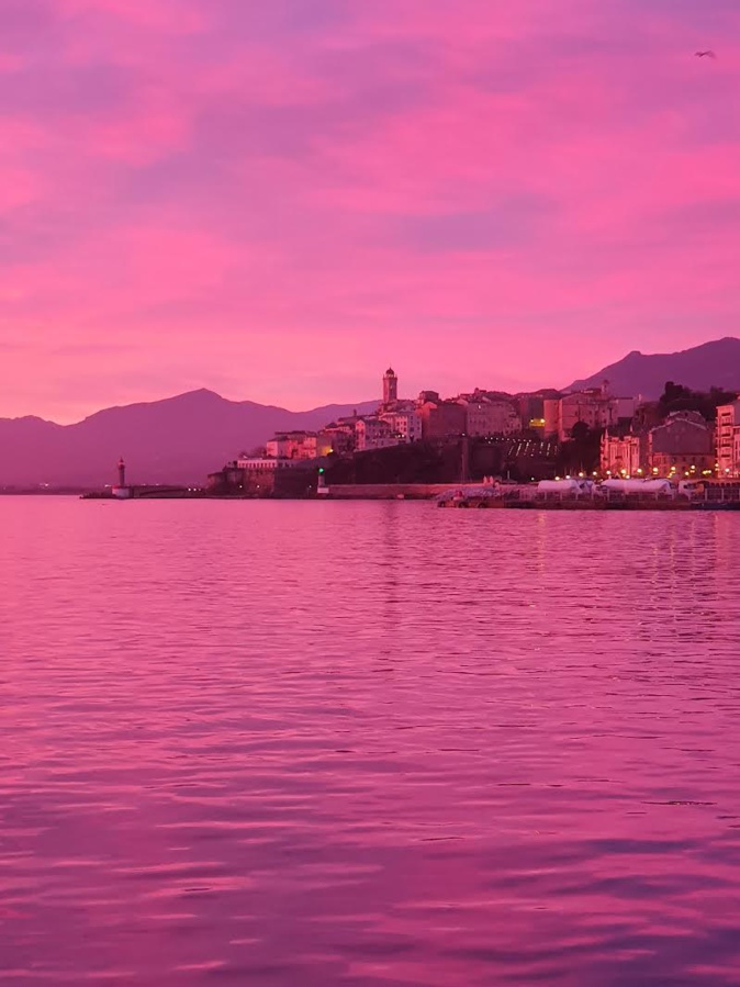 Un beau ciel rosé sur Bastia (Marie-Thérèse Giacomi)