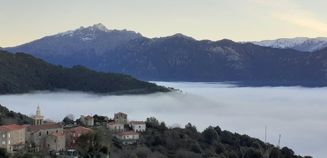 Salice, village du Cruzzini dans une mer de nuage avec au loin le Monte d'Oru et le Renosu (Philippo Paulot)