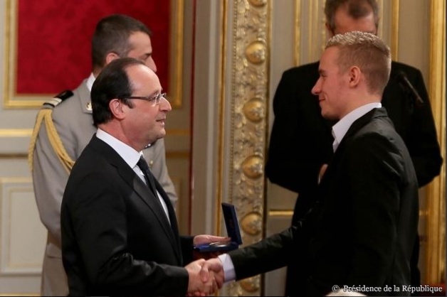 Le courage de Romain Iltis récompensé à l’Elysée par François Hollande Le courage de Romain Iltis récompensé à l’Elysée par François Hollande