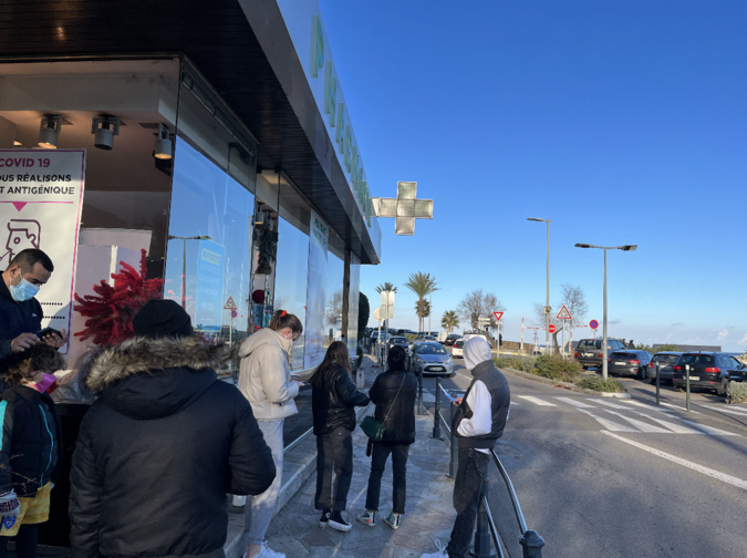 Plusieurs personnes attendent d’être testées devant une des pharmacies de garde ce dimanche 9 janvier à Bastia