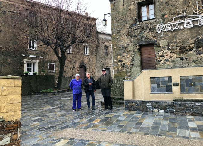 Le maire sur la place du village Le maire sur la place du village