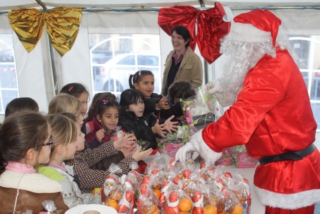Patinoire et Père Noël pour les écoliers de Calvi Patinoire et Père Noël pour les écoliers de Calvi
