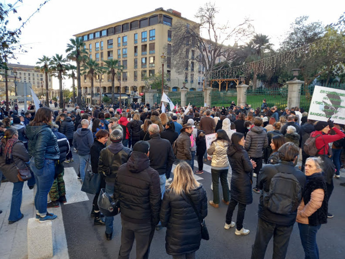 500 personnes défilent à Ajaccio pour dire "non" au pass vaccinal 500 personnes défilent à Ajaccio pour dire "non" au pass vaccinal