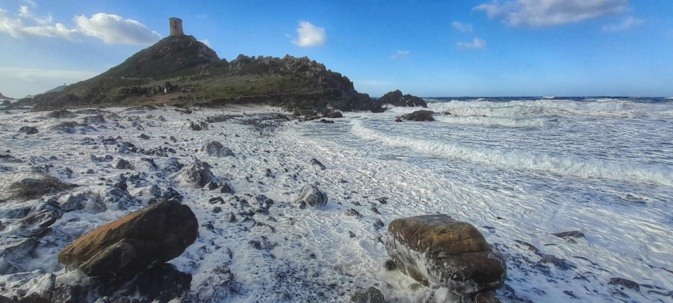 La neige aux Sanguinaires ? Non l'écume des vagues de la Méditerranée poussées par levent (Pascal Le Dervouet)