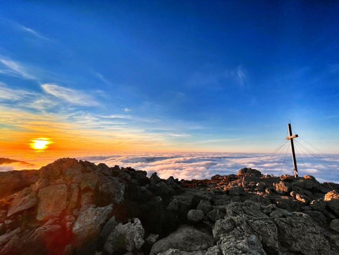 La photo du jour : Capu di a Veta au dessus-des nuages