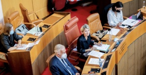 Au perchoir. Au perchoir.