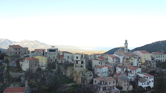 La photo du jour : Montemaggiore, la baie de Calvi et Capu di a Veta La photo du jour : Montemaggiore, la baie de Calvi et Capu di a Veta