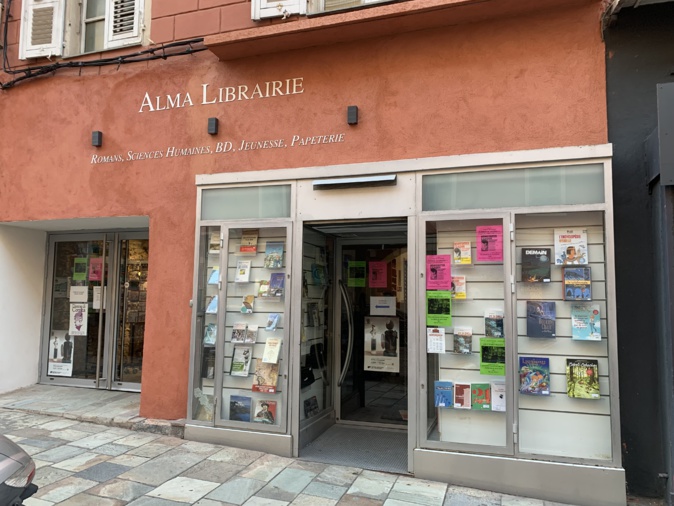 L'entrée de la librairie L'entrée de la librairie