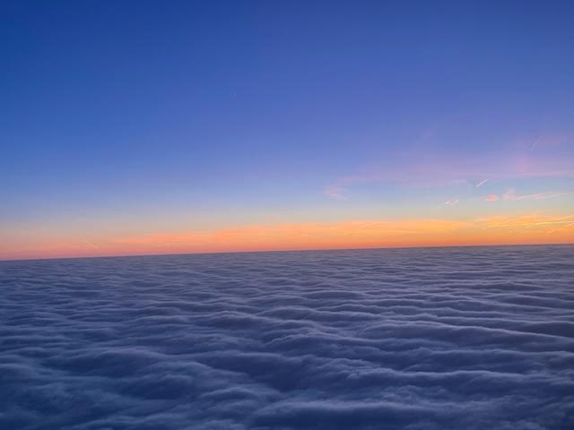 Coucher de soleil sur une mer de nuages. (Sylviane Massarti)
