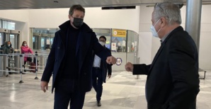 Yannick Jadot à son arrivée à l'aéroport de Poretta, accueilli par François Alfonsi.