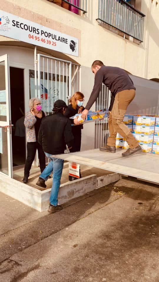 Une distribution de clémentines au Secours Populaire de Vescovato en décembre 2021. Crédits Photo : Banque alimentaire agricole de Corse