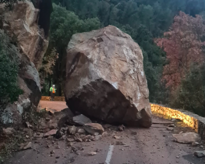 Une image du 25 novembre dernier, quand le rocher de plus de 100 tonnes avait atterri sur la chaussée de la route entre Porto et Piana. Crédit photo SDIS 2A Page officielle