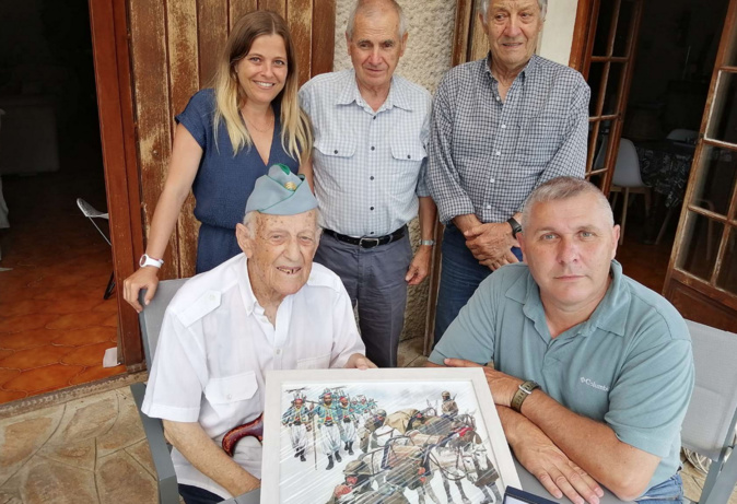 Le capitaine François Scarbonchi (assis à gauche) chez lui Le capitaine François Scarbonchi (assis à gauche) chez lui