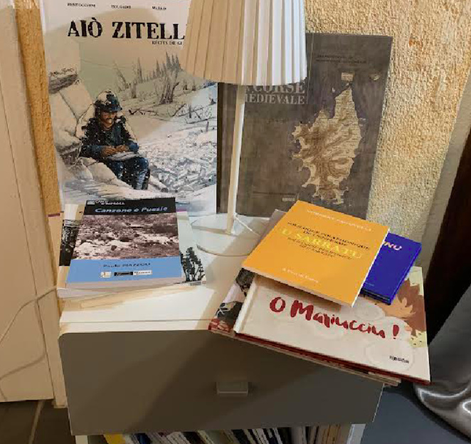 La Maison de la Poésie Corse offre des ouvrages à l'association Inseme