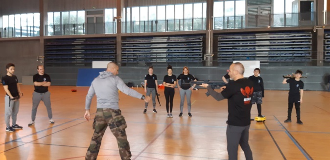 Succès du stage "armes et désarmement" du club Krav Maga Corte 