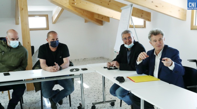 Avec les représentants syndicaux insulaires Avec les représentants syndicaux insulaires