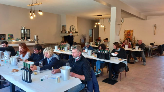 Une partie des par huit jurys, composés chacun de cinq dégustateurs