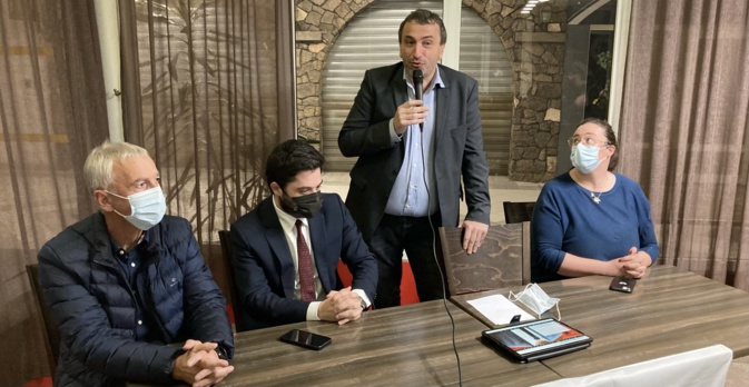 Le député Paul-André Colombani devant les habitants du quartier des Salines à Aiacciu. Photo CNI. Le député Paul-André Colombani devant les habitants du quartier des Salines à Aiacciu. Photo CNI.